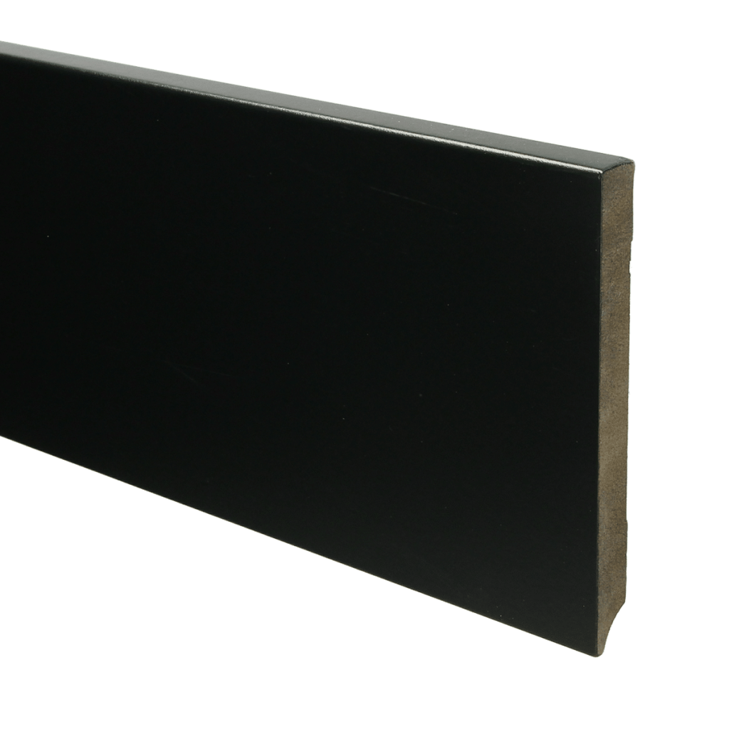 943 MDF Moderne plint 150x15 voorgelakt RAL 9005